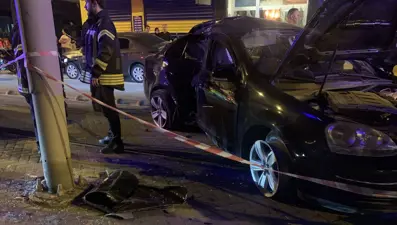Alkollü sürücü tramvay yoluna daldı: 2 yaralı