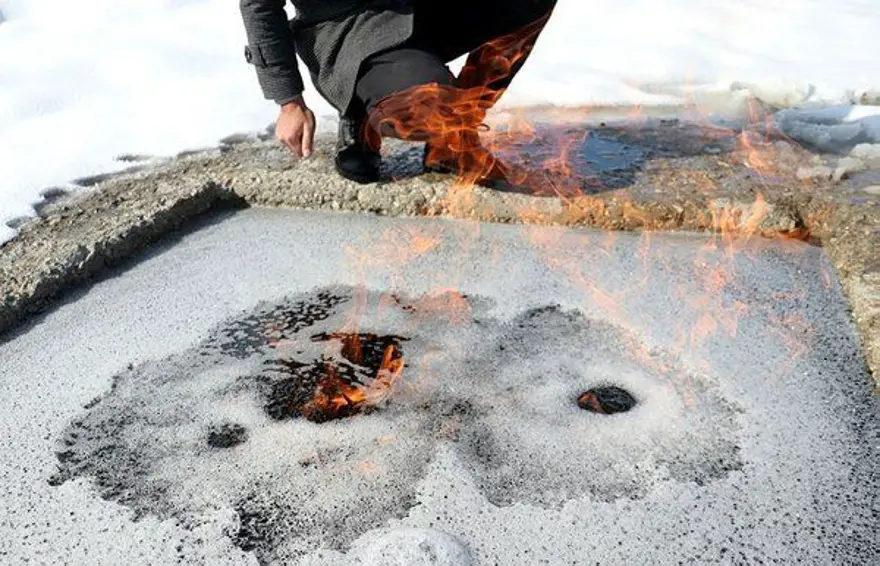 Erzurum'da bir doğa harikası! Suyun üstündeki köpükler alev alıyor 