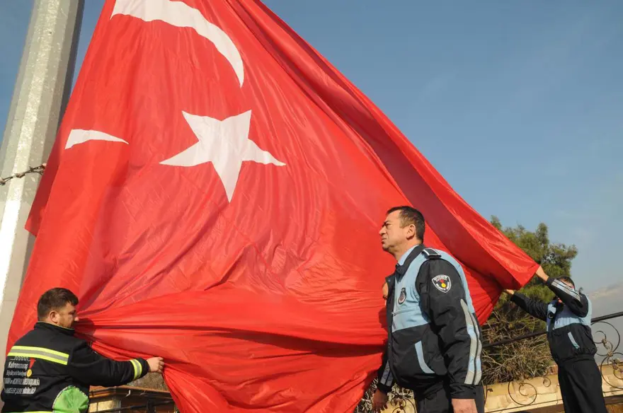 Türk Bayraklar yarıya indirildi 10