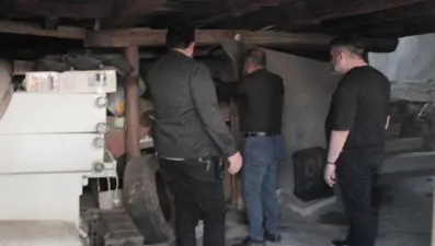 Kötü koku ihbarına gidilen evde 30 metrelik define tüneli çıktı