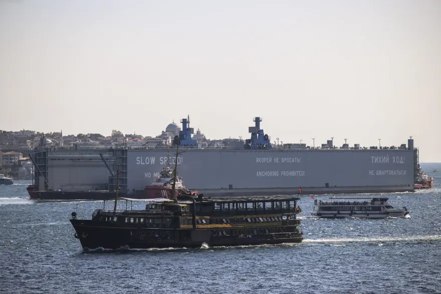 Dev yüzer havuz yeniden İstanbul Boğazı'nda 10