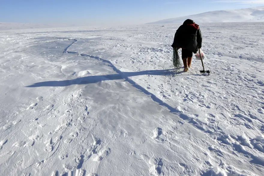 Donan Çıldır Gölü'nde balık tutuyorlar 18