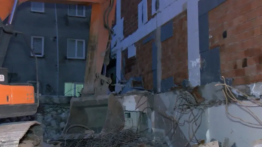 Faciadan dönüldü: Yıkım sırasında yan binanın duvarı yıkıldı Faciadan dönüldü: Yıkım sırasında yan binanın duvarı yıkıldı