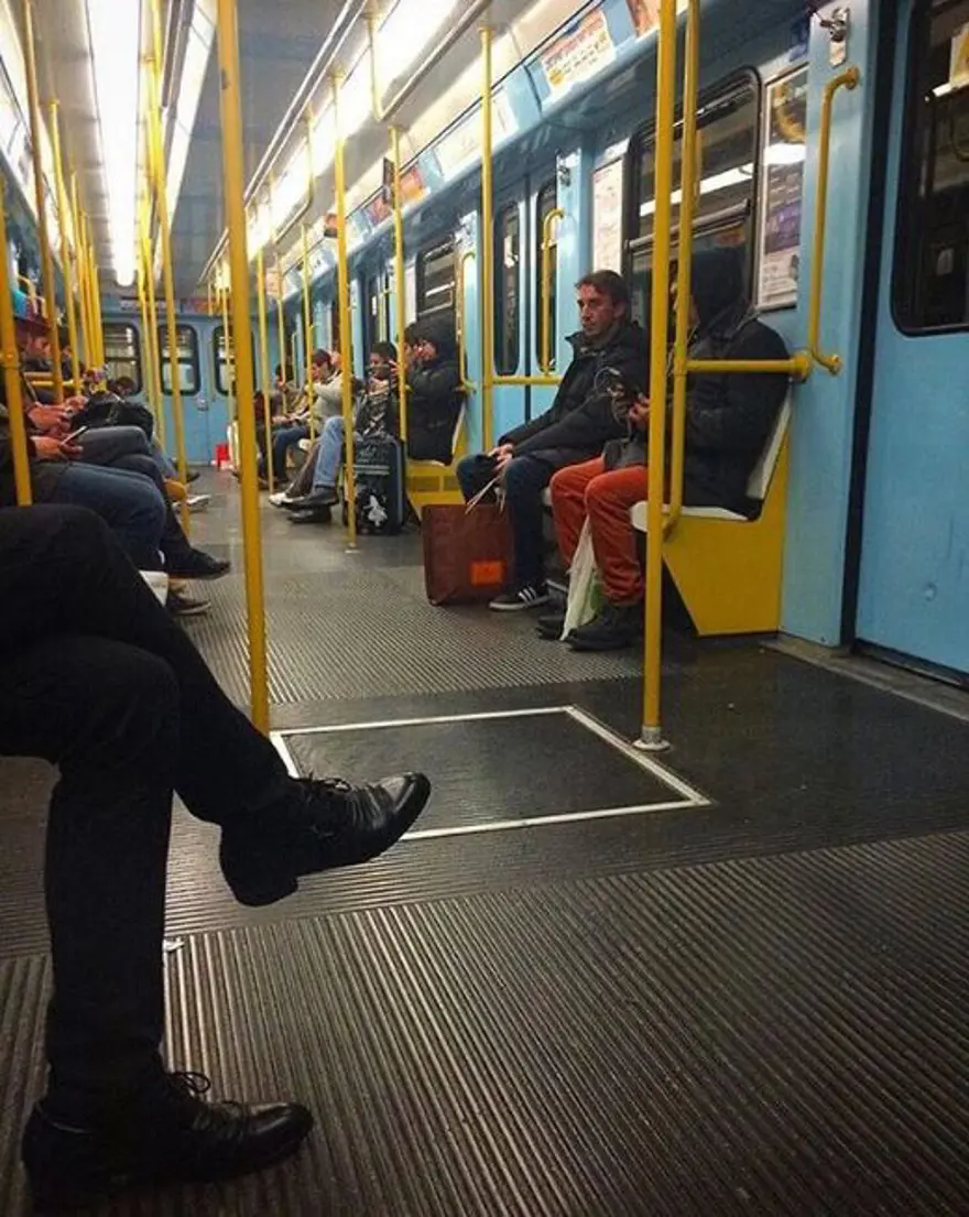 Oyuncu Merve Boluğur otobüste (Toplu taşıma kullanan ünlüler) 49