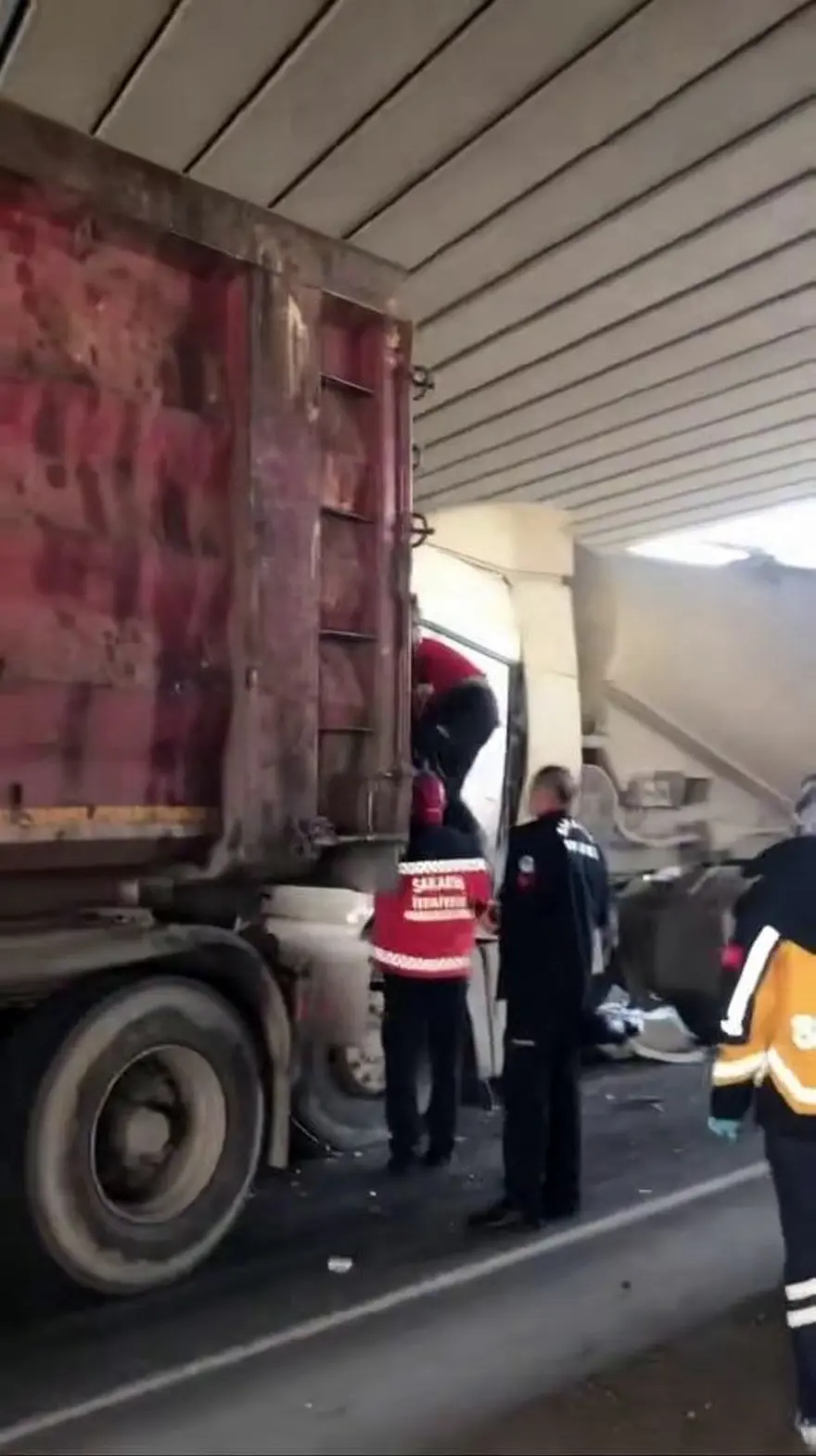 D-100'de TIR'lar çarpıştı 6