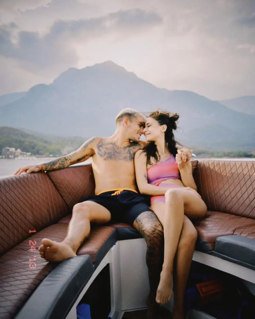 Galatasaraylı Lucas Torreira ile Devrim Özkan'dan aşk pozu 4