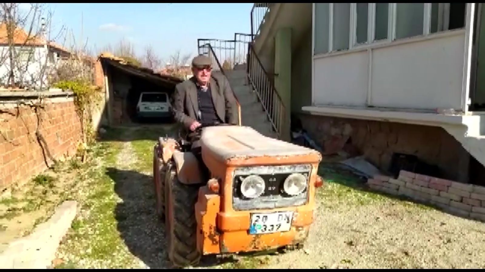 Denizli'de köyden çıkmayan traktöre İstanbul'dan trafik cezası