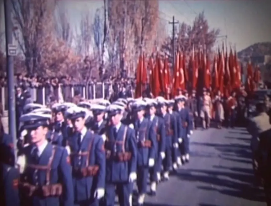 Atatürk’ün naaşının Anıtkabir’e naklinin renkli görüntüleriortaya çıktı Atatürk’ün naaşının Anıtkabir’e naklinin renkli görüntüleriortaya çıktı