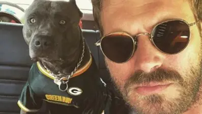 Kıvanç Tatlıtuğ'un gözlüğü 25 bin liraya satılarak sokak hayvanlarına bağışlandı