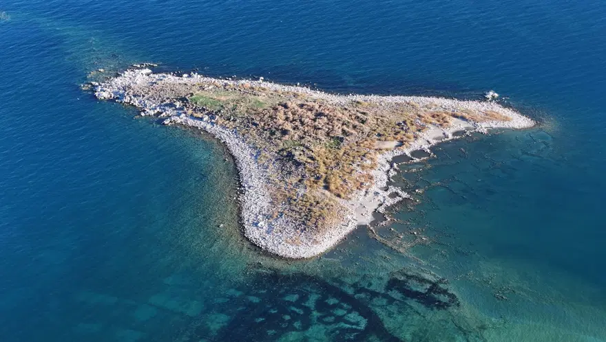 Van Gölü'nde sular çekildi: Eski yerleşim alanları dronla görüntülendi 3