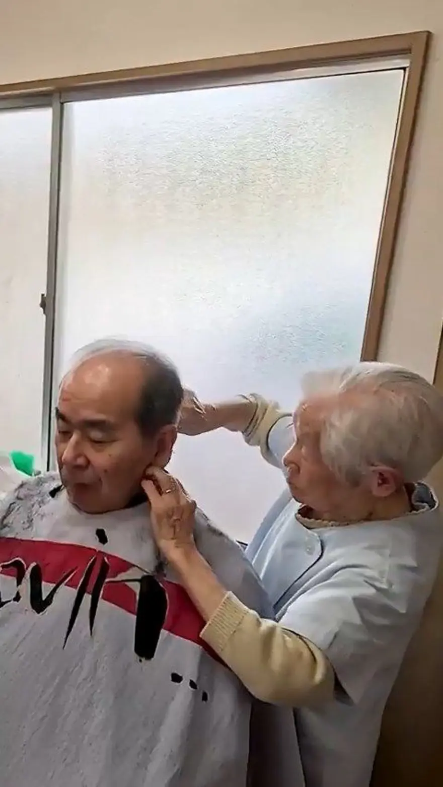 108 yaşında ve hala saç kesiyor: Dünyanın çalışan en yaşlı kadın berberi 1 108 yaşında ve hala saç kesiyor: Dünyanın çalışan en yaşlı kadın berberi 1