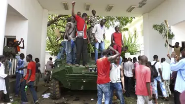 Cuntacılardan devlet başkanına dayak