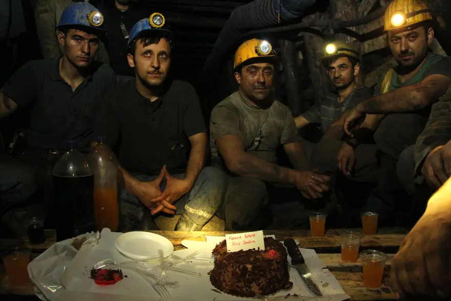 Madenciler, yılbaşını yerin metrelerce altında kutladı 5 Madenciler, yılbaşını yerin metrelerce altında kutladı 5