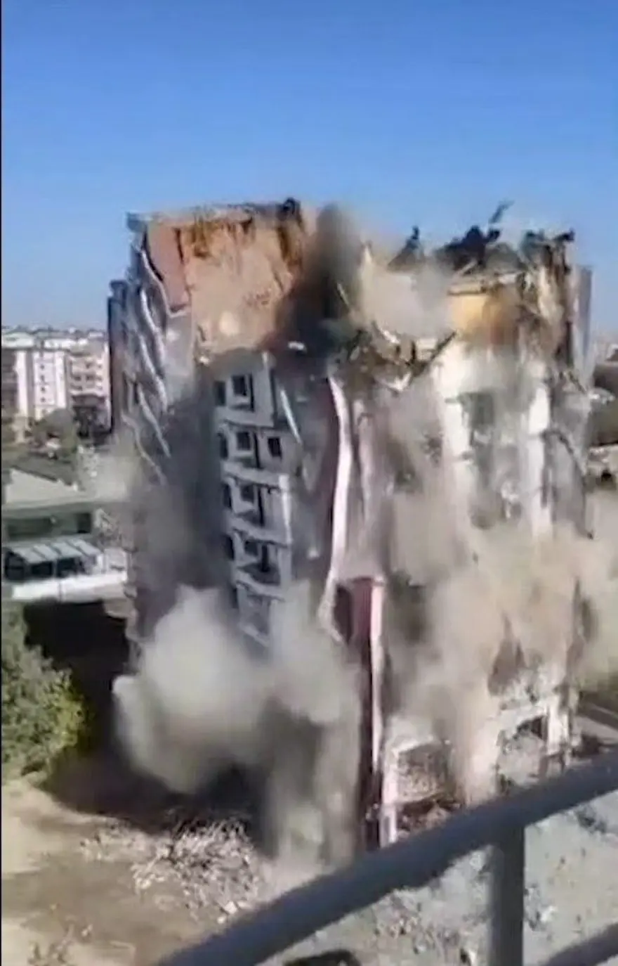 Diyarbakır'da 11 katlı bina yıkım sırasında çöktü 2 Diyarbakır'da 11 katlı bina yıkım sırasında çöktü 2