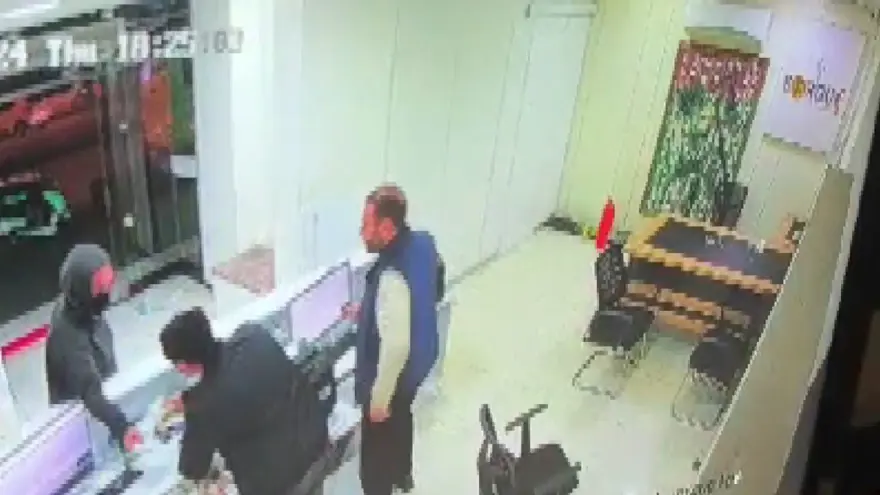 Döviz bürosunda dehşet | Gasp edip çalışanı rehin aldı, polis etrafını sarınca yakalandı! 4 Döviz bürosunda dehşet | Gasp edip çalışanı rehin aldı, polis etrafını sarınca yakalandı! 4