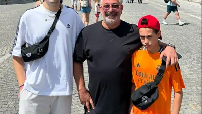 Cem Yılmaz, oğlu Kemal ile Paris'te