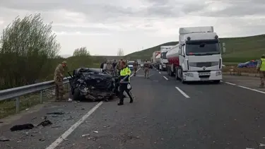 Ağrı'da otomobille minibüs çarpıştı: 2 ölü, 8 yaralı