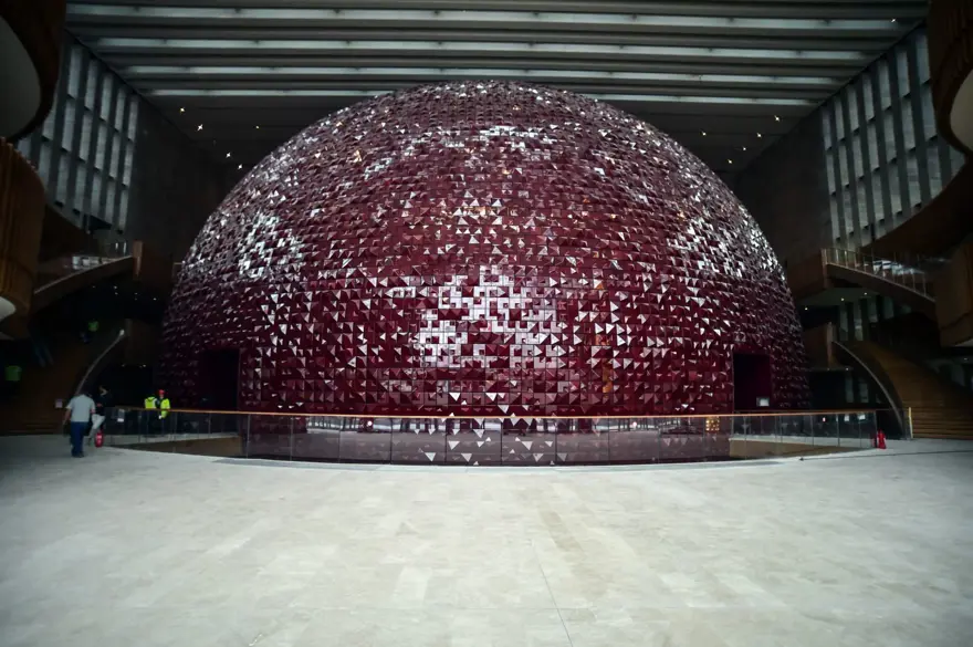 KIRMIZI KÜRENİN İÇERİSİNDE OPERA SALONU 1