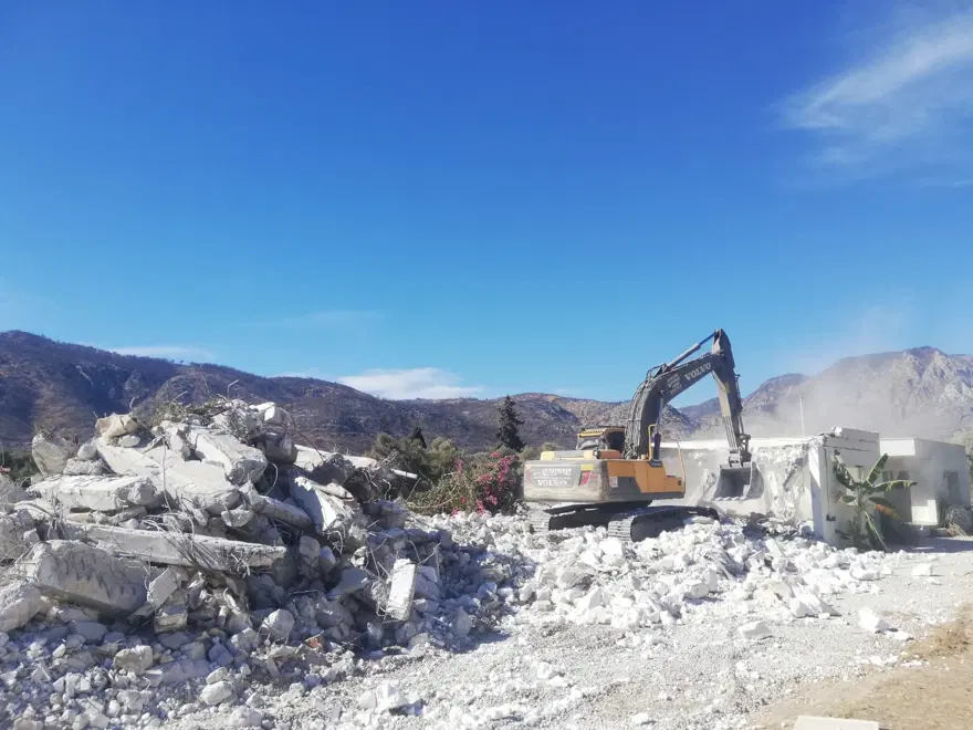 Marmaris'te kaçak yapılar yıkılıyor 