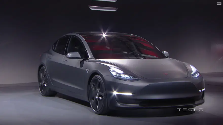 Tesla Model 3 görücüye çıktı 31