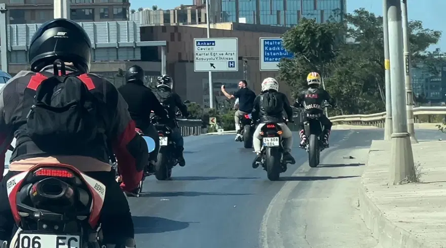 Kartal’da düğün konvoyu tepkisi | Trafiği durdurup, tek tekerüstünde gittiler 4 Kartal’da düğün konvoyu tepkisi | Trafiği durdurup, tek tekerüstünde gittiler 4
