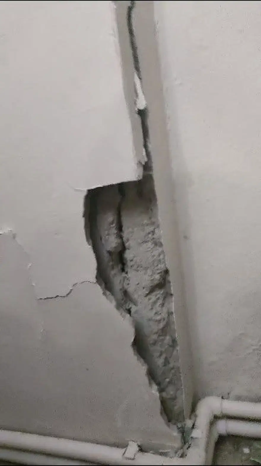 İstanbul'da kolonunda çatlak oluşan 7 katlı apartman tahliye edildi 1