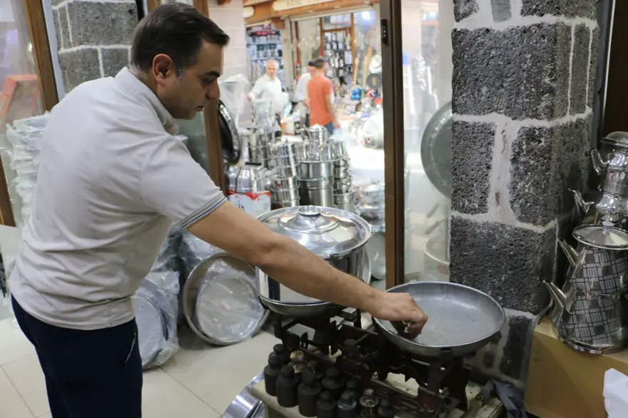 Tabak, tava, tencere; Hepsi kiloyla satılıyor 1 Tabak, tava, tencere; Hepsi kiloyla satılıyor 1