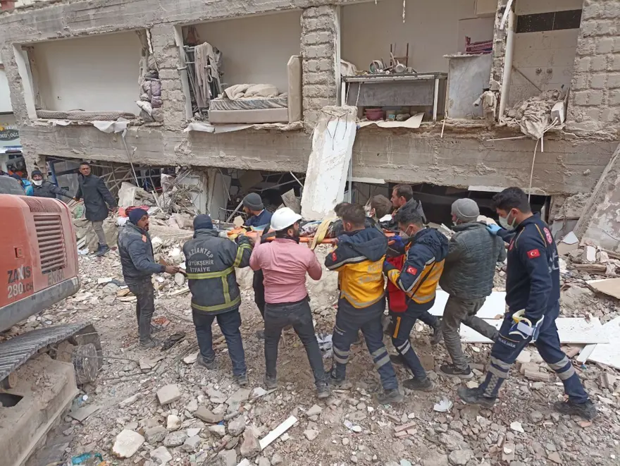 Enkaz altındakiler için zamana karşı yarış 7