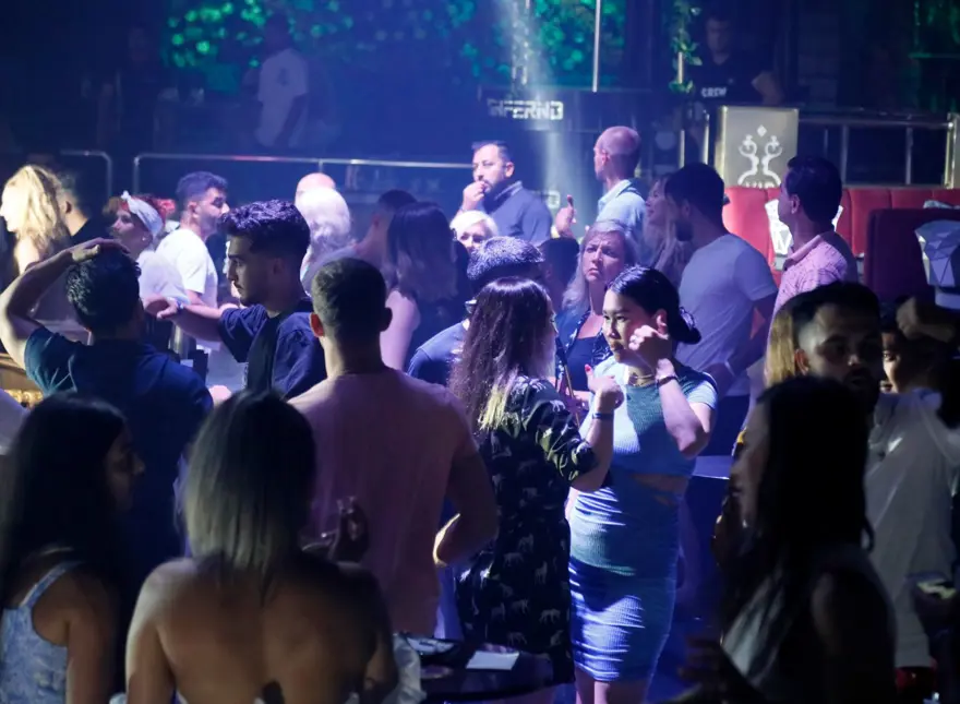Müzik yasağı kalktı, Antalya’da eğlence mekanları doldu 3 Müzik yasağı kalktı, Antalya’da eğlence mekanları doldu 3