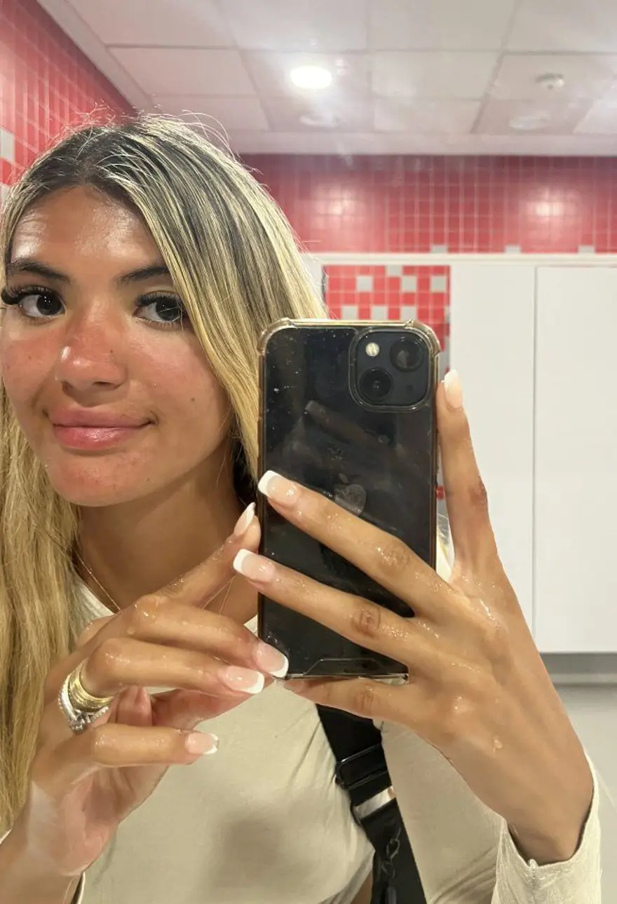 Uzmanlar güneş ışınlarına karşı uyardı: Havuz başında uyuyakalan kadın Star Trek karakterine benzetildi 6