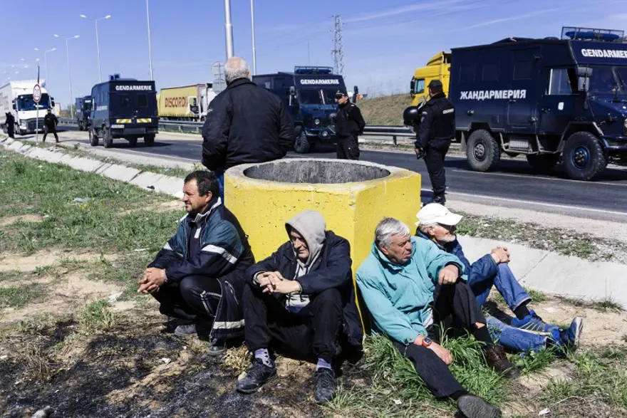 Türk seçmenler Bulgaristan'a yürüyerek geçiyor 1