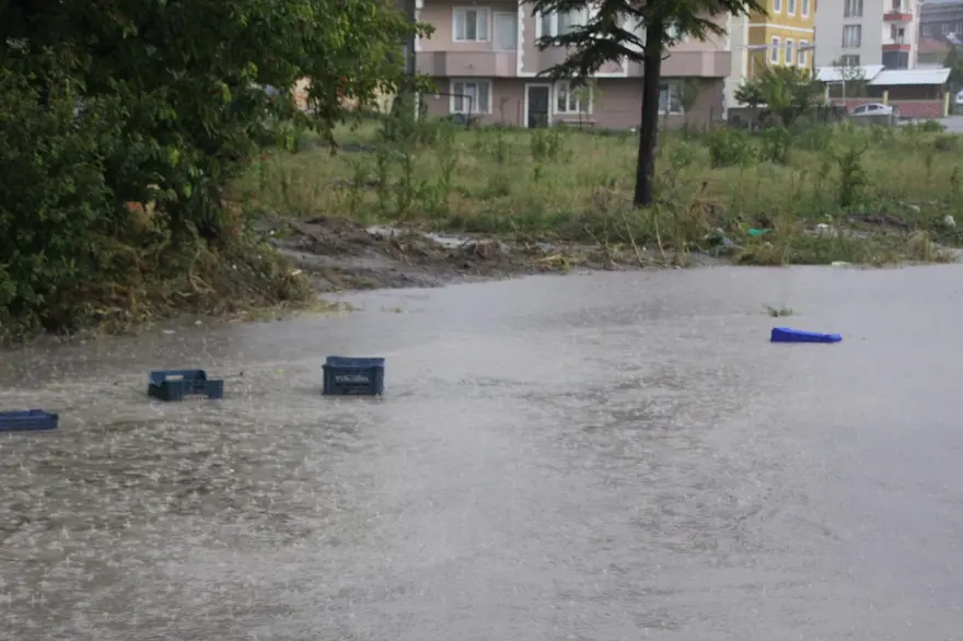 Kütahya Domaniç'i dolu ve sel vurdu 6