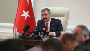 Sağlık Bakanı Koca'dan üç il için "Yüksek risk sürüyor" açıklaması Sağlık Bakanı Koca'dan üç il için "Yüksek risk sürüyor" açıklaması