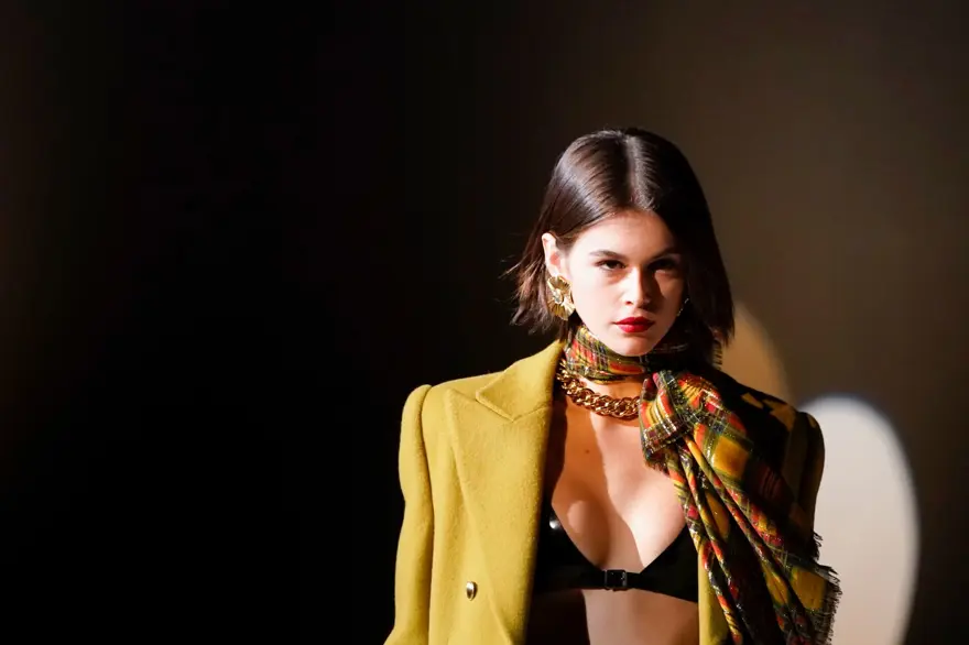 Ünlüler Paris Moda Haftası Saint Laurent defilesinde ön sıralarda 1