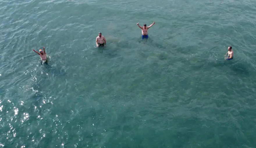 Sibirya soğukları onları etkilemedi: Kış günü denize girdiler 