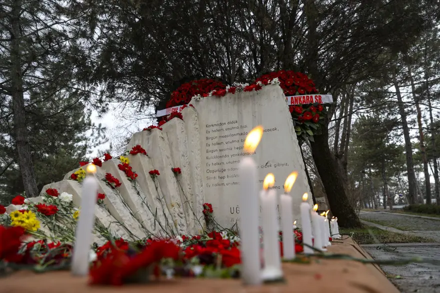 Gazeteci Uğur Mumcu suikastın 28. yılında kabri başında anıldı 14