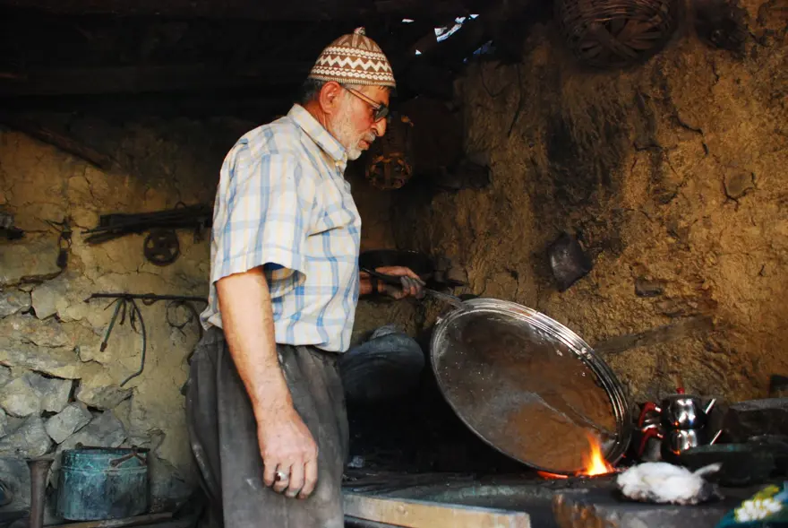 Çırak bulamayan 79 yaşındaki kalaycı ustası eşiyle birlikte çalışıyor 14