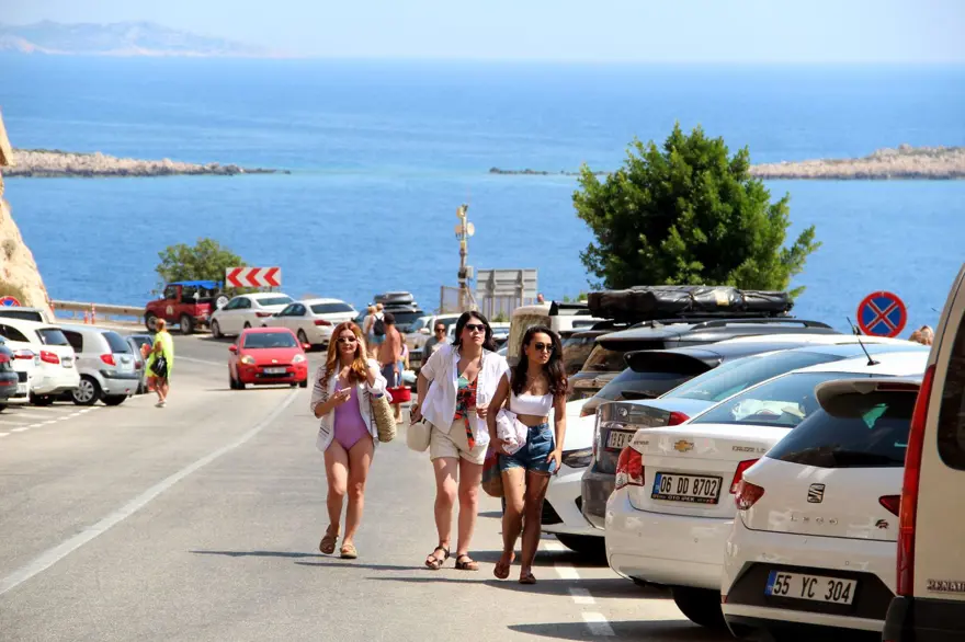 Antalya'nın dünyaca ünlü Kaputaş Plajı'na yoğun ilgi 2