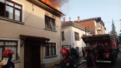 Geyve'de korkutan yangın: 2 çocuğu itfaiye kurtardı