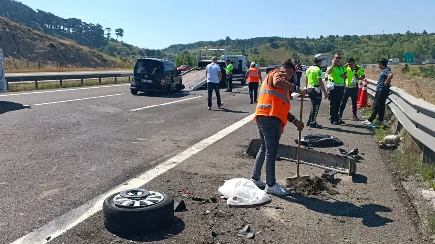 Seyir halinde lastiği patlayan araç kaza yaptı: 9 yaralı 1