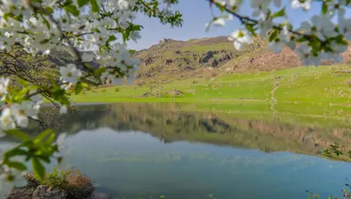 Sülüklü Göl'de ilkbahar renkleri