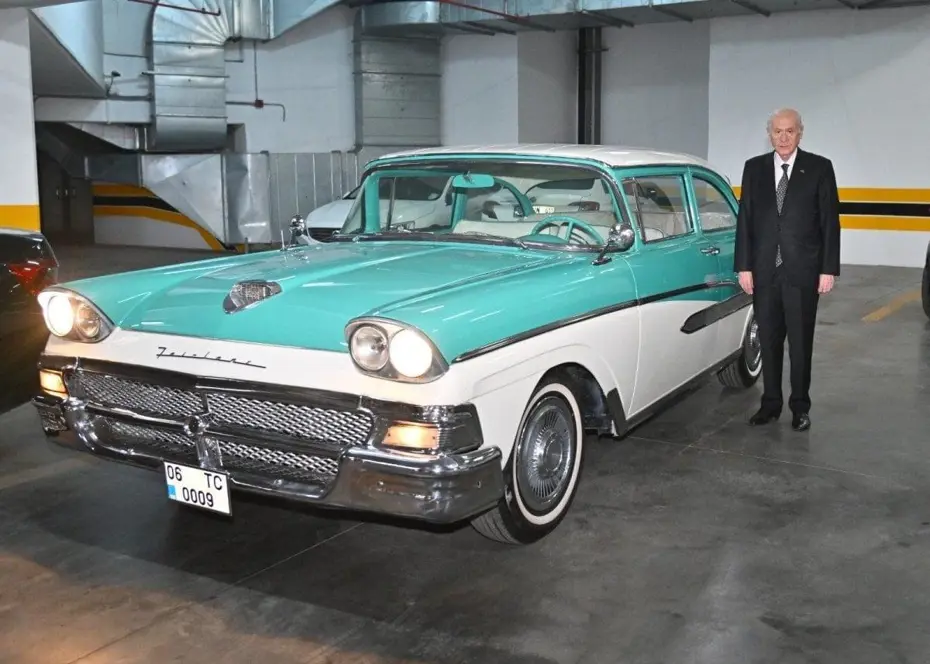 MHP lideri Devlet Bahçeli, 1958 model klasik otomobilini partisinin MYK üyesine hediye etti