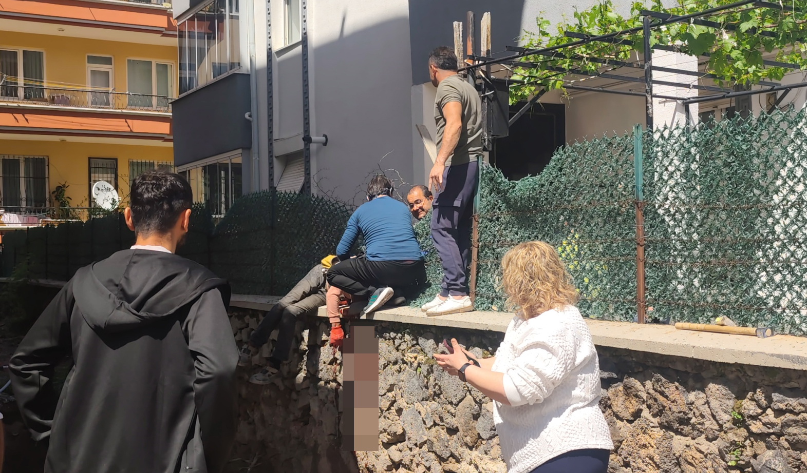 Aksaray'da feci olay. Çatı katından düştü, sırtında demirle hastaneye kaldırıldı