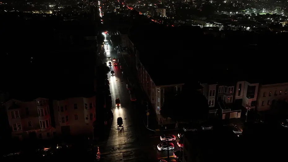 San Francisco karanlığa gömüldü. 125 bin kişi elektriksiz kaldı
