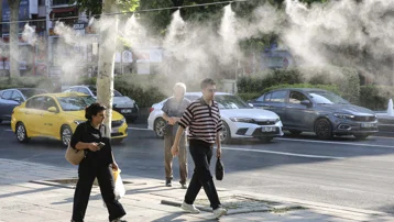 Sıcaklık arttı, caddeye 170 metrelik serinletme sistemi kuruldu