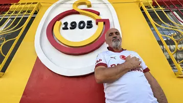 Bu evi bilmeyen yok, takım aşkı duvarlarına taştı. Önünden geçen telefonuna sarılıyor