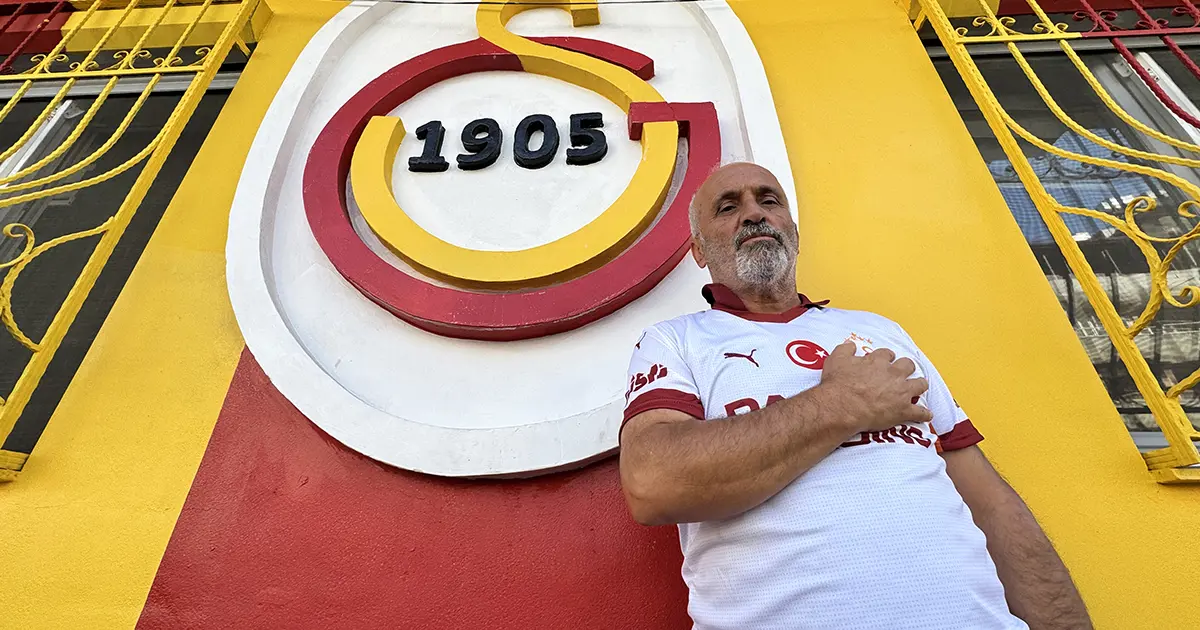 Bu evi bilmeyen yok, takım aşkı duvarlarına taştı. Önünden geçen telefonuna sarılıyor