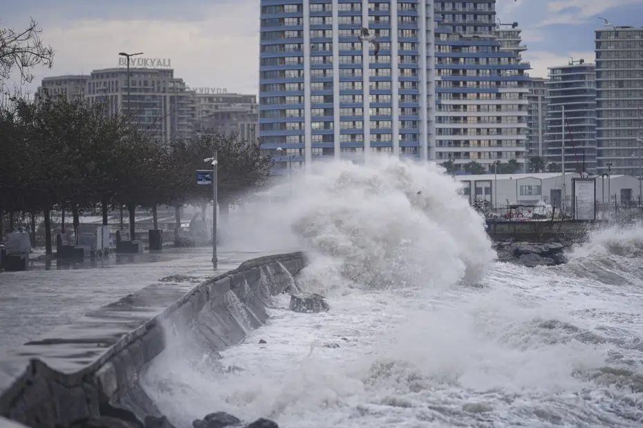 Meteorolojiden denizlerde fırtına uyarısı. Feribot seferleri iptal ediliyor