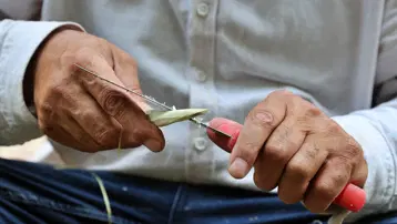 Fındık dallarından yapılan şişlere ayrı ayrı diziliyor, odun ateşinde pişiriliyor