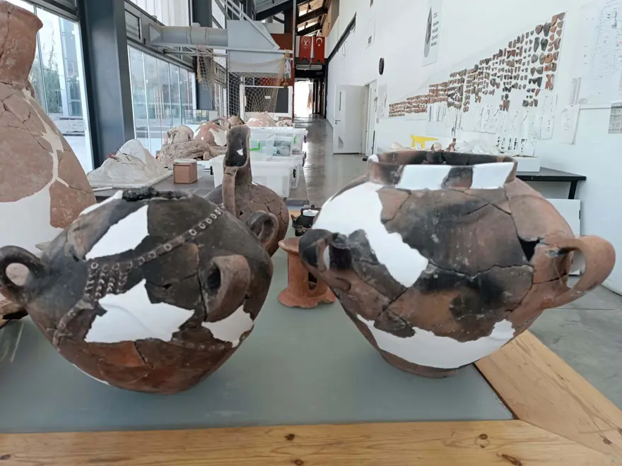 İzmir'de bulundu | Binlerce yıllık kapların sırrı: Gerdanlık ayrıntısı dikkat çekti 1